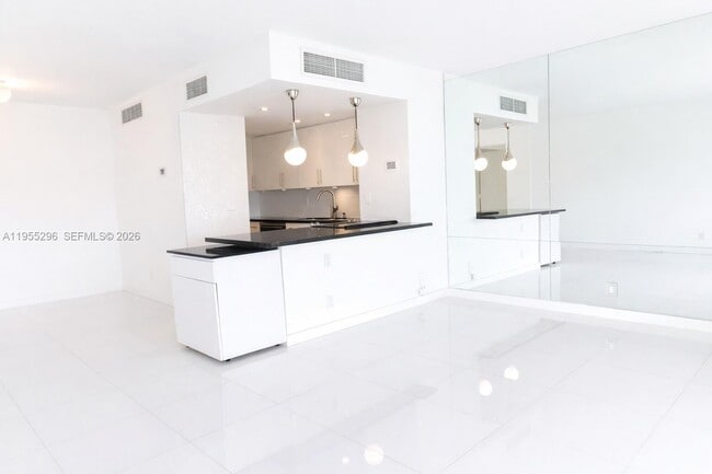 Foto del edificio - 880 NE 69th St