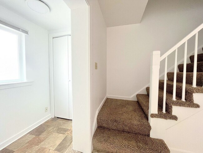 Building Photo - 2 bed, 1 bath condo