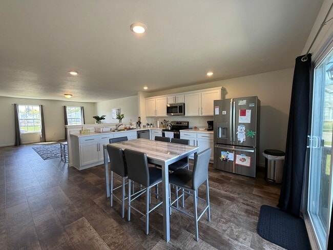 Building Photo - Spacious & Fully Furnished 5-Bedroom Colon...