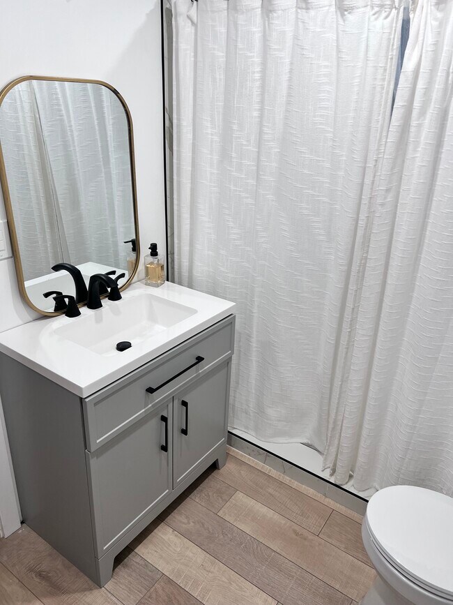 Foto del edificio - 8224 Coral Bell Way