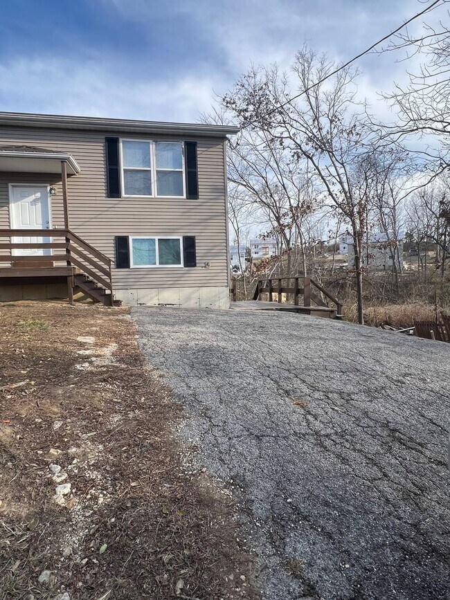 Foto del edificio - 4 bed 1.5 bath home close to I-44