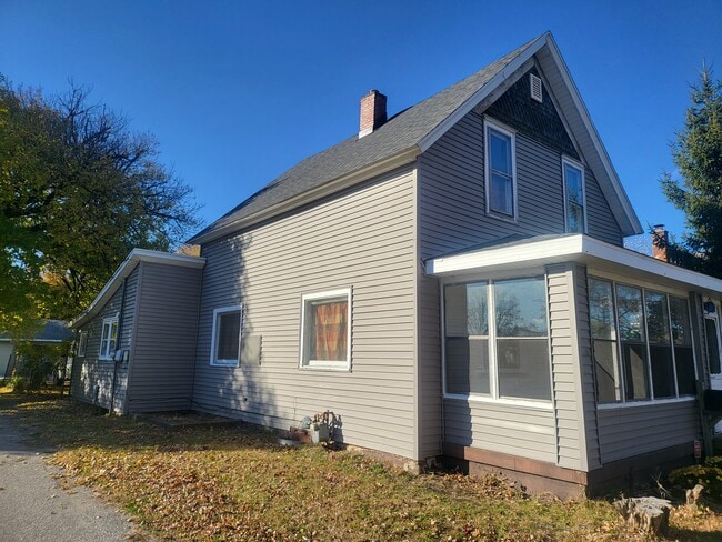 Foto del edificio - 915 N Main St