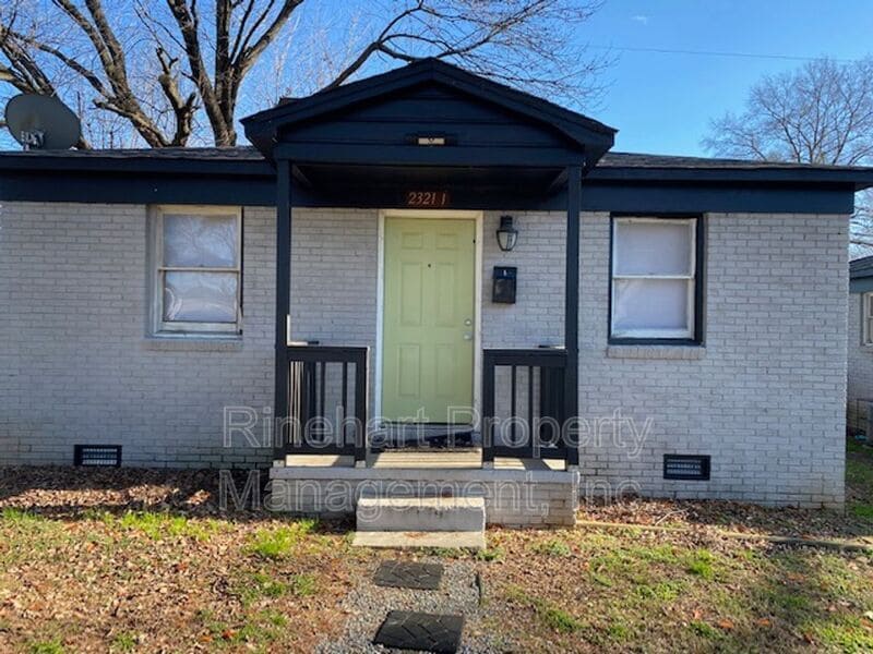 Primary Photo - 2321 Julia Ave
