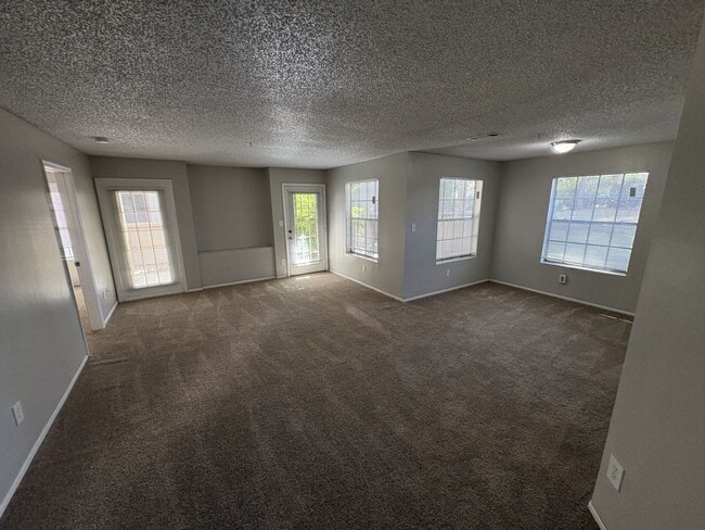 Building Photo - Large 2-bedroom 2-bath Condo