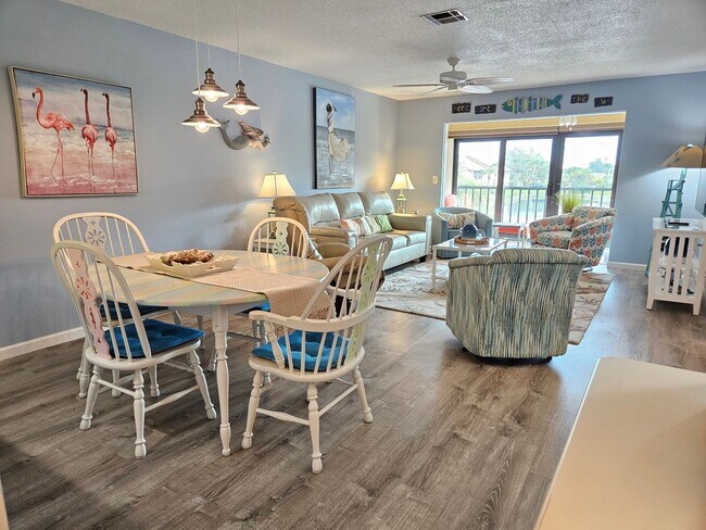 Building Photo - Seasonal Short-Term 2 Bedroom 2 Bathroom Second Floor Condo in Mission Lakes!