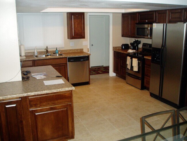 Foto del edificio - 5 Bedroom 3 Bath home close to ASU - POOL AND TURF BACKYARD