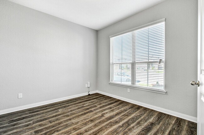 Building Photo - ***APPLICATION CURRENTLY UNDER REVIEW***MO...