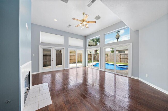 Building Photo - 201 Las Brisas St