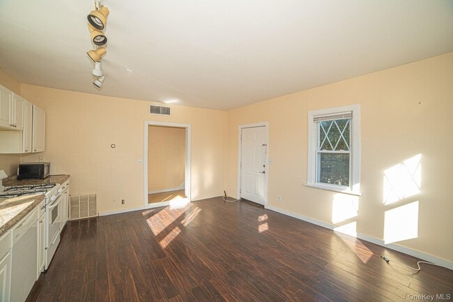 Building Photo - 52 Maple Ave