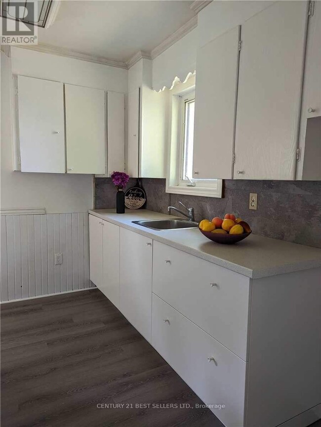 Building Photo - 320 Ashbury Rd