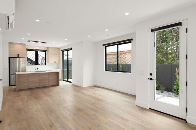 Building Photo - Luxury Living in the Heart of Downtown Encinitas