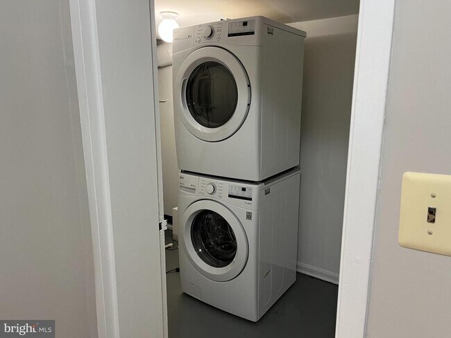 Foto del edificio - 6718 Perry Penney Dr