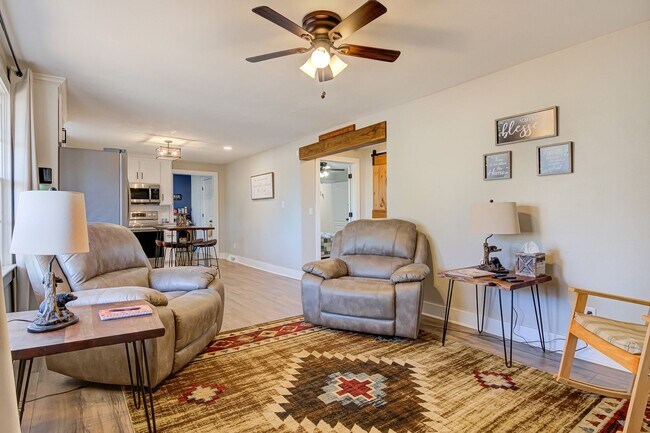 Foto del edificio - Fully Furnished Modern 3 bedroom Home!