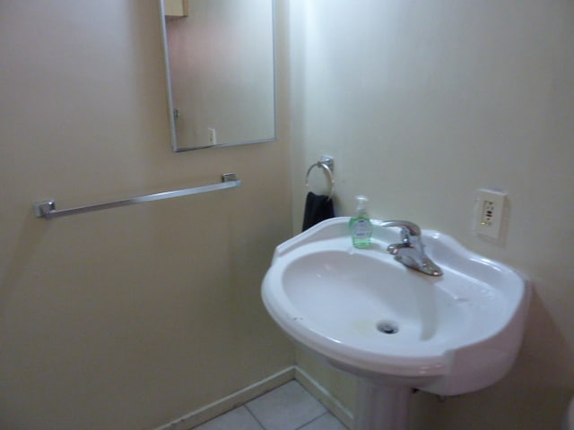 sink bathroom - 926 S Lake St