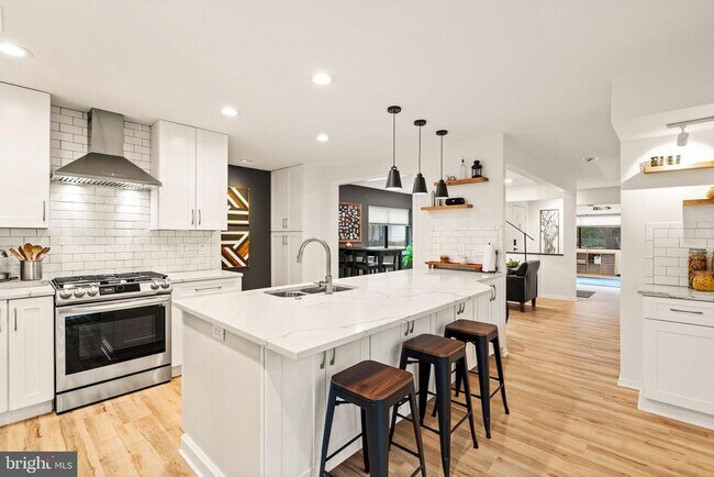 Building Photo - 2120 S Bay Ln
