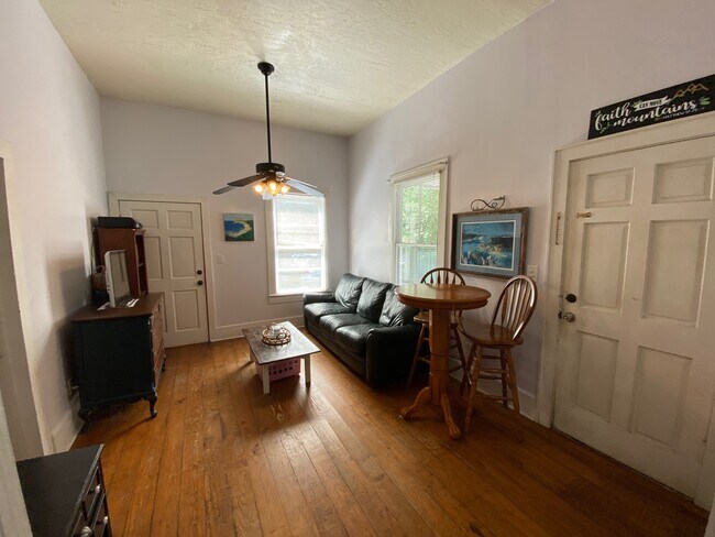 Sala de estar del apartamento trasero - 510 S 6th St