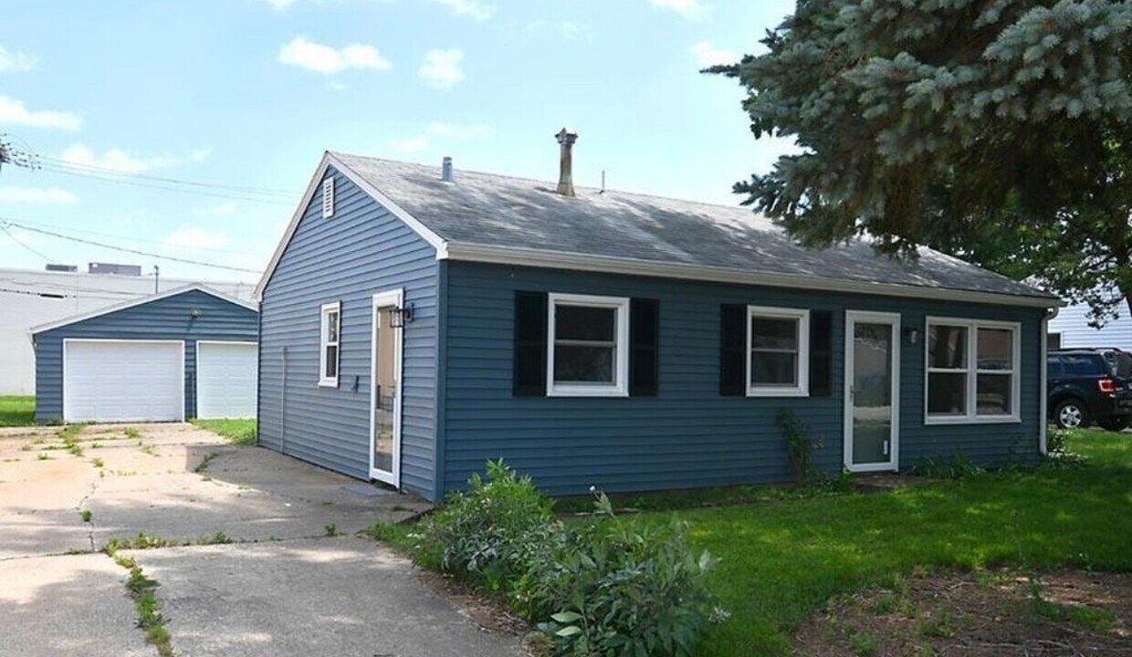 105 W 2nd St, Coal Valley, IL 61240 House Rental in Coal Valley, IL