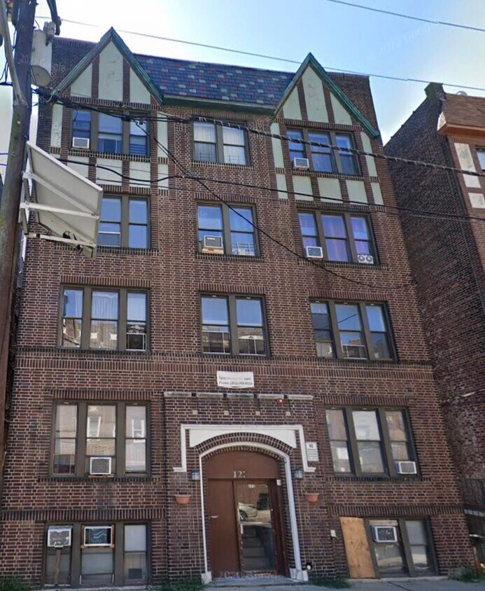 Foto principal - 122 Corbin Ave