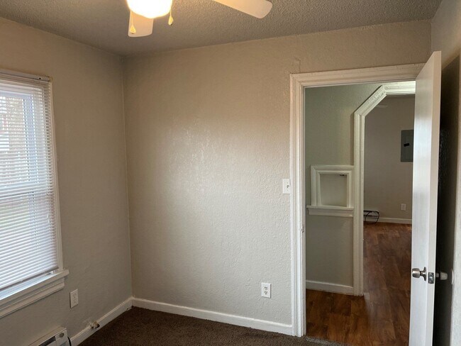 Building Photo - 1411 N Klein Ave