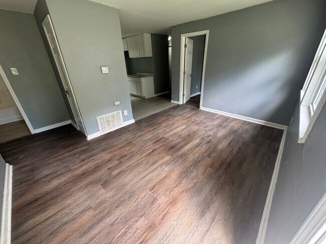 Building Photo - Newly Renovated Three Bed/One Bath