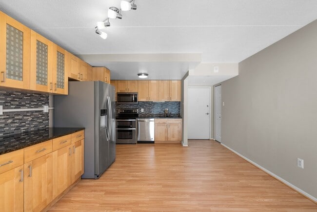 Building Photo - Beautifully renovated 2BR, 2BA spacious, a...