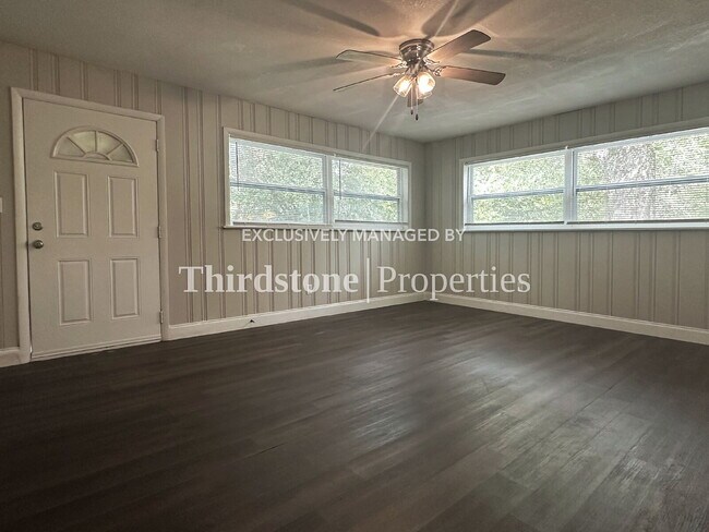 Foto del edificio - 8544 Oak Leaf Rd