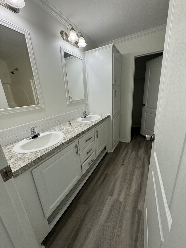 Building Photo - Jamestown Estates
