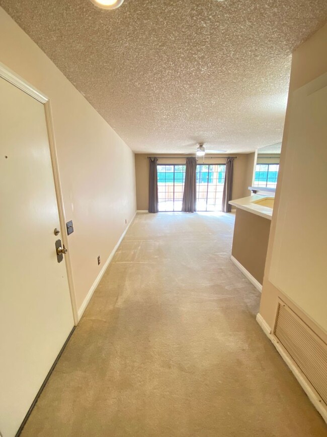 Building Photo - One Bedroom For Rent w/ Tons of Amenities-...