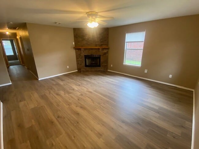 Building Photo - Cute 3 Bedroom Duplex Coming Available!