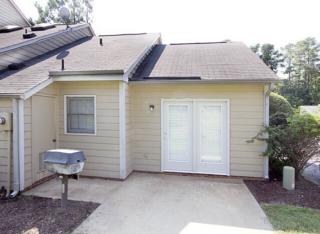 Building Photo - Coming Soon! Cozy 1 Bed / 1 Bath End Unit ...