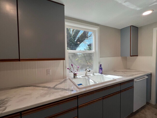 Building Photo - Yard Care Included - Junction City Farm Home