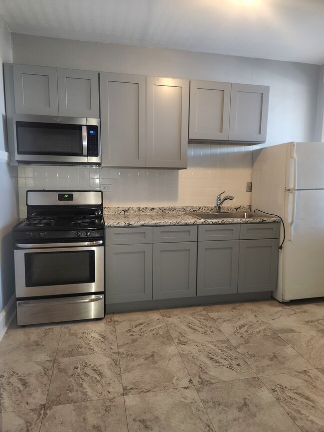 Building Photo - 3042 W Leland Ave