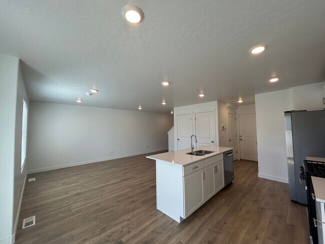 Foto del edificio - 3 Bedroom 2.5 Bathroom Townhome in Spanish...