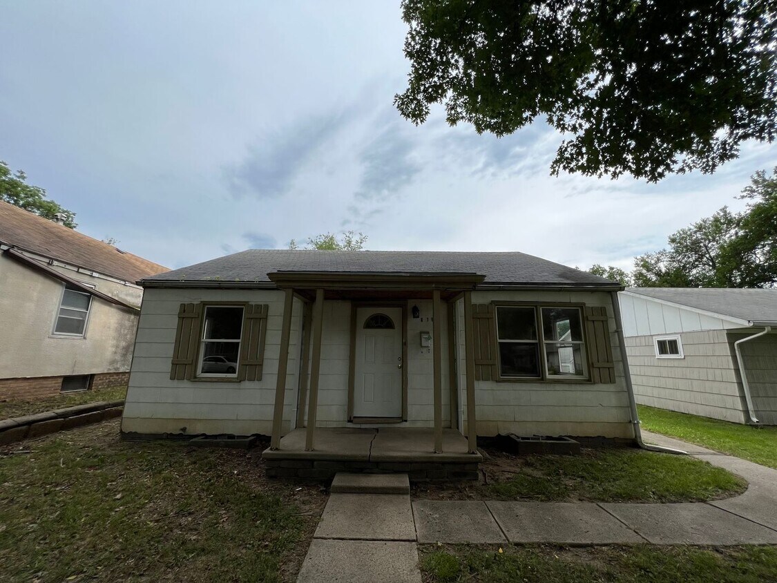 Primary Photo - 2 Bedroom Single Family home with Large Fe...
