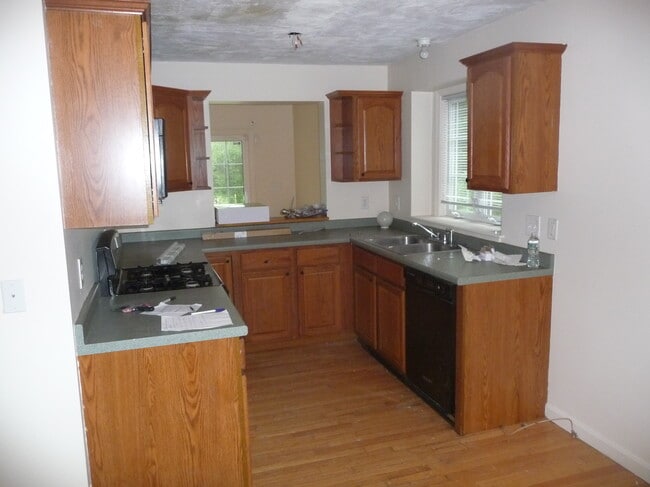 Building Photo - 104 Pond St