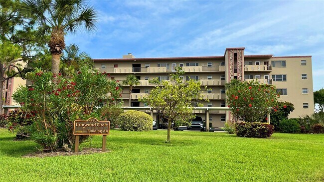 ¡GUAU, nuevo precio! Unidad renovada SIN AMUEBLAR con acceso por ascensor y cochera asignada. 2 habitaciones y 2 baños, 4.º piso - 4460 Ironwood Cir