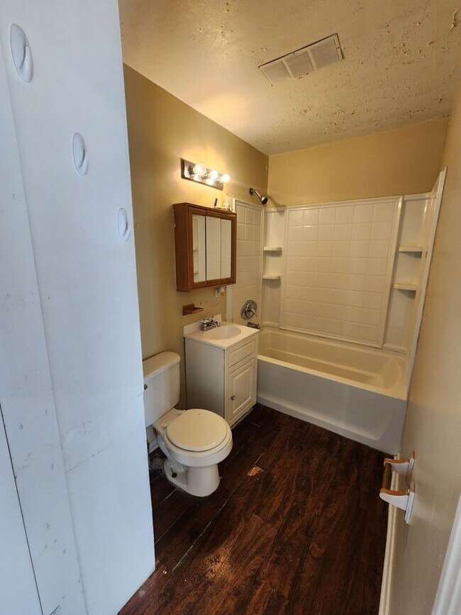 Building Photo - 2bedroom 1 bathroom water is paid by landlord