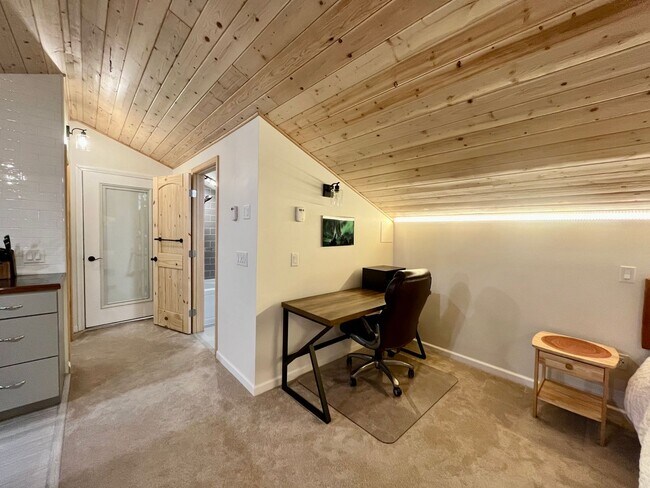Foto del edificio - Beautiful efficiency apartment with balcony near UAF