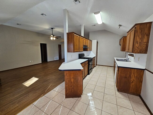 Building Photo - (3) Bed/(2) Bath in Eagle Cliff Addition A...