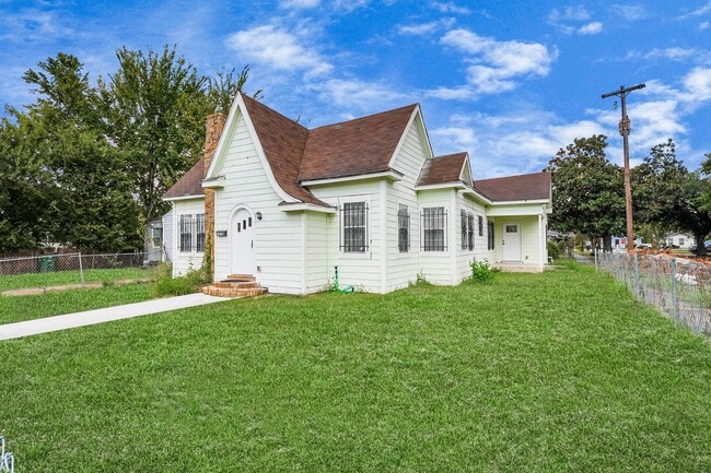 Building Photo - 3319 Holman St