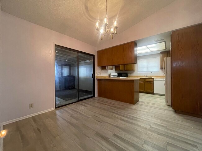 Foto del edificio - 2511 Emerald Ln