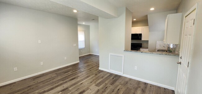 Foto del edificio - Spacious 3-Bed Home in Tremont | Garage, Modern Layout & Walkable Location
