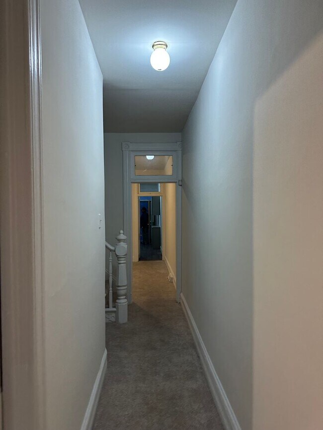Building Photo - Spacious Rooms! W/D! Newly Renovated! Avai...