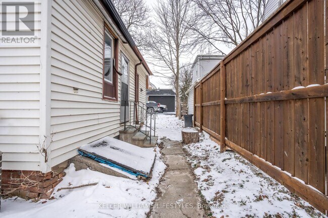 Photo du bâtiment - 83 Adelaide St S