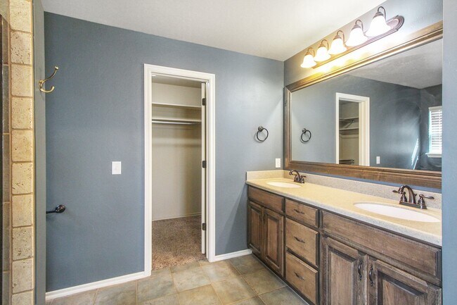 Foto del edificio - Charming 3 Bed 2 Bath With Office