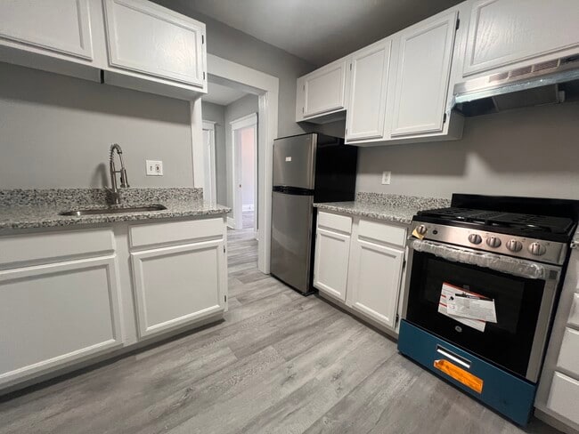 Building Photo - 376 Riverway