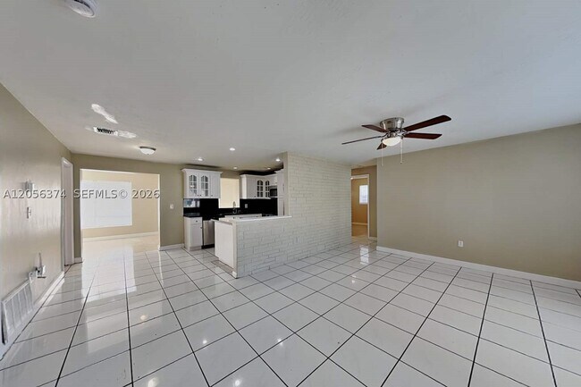 Building Photo - 2401 Jamaica Dr