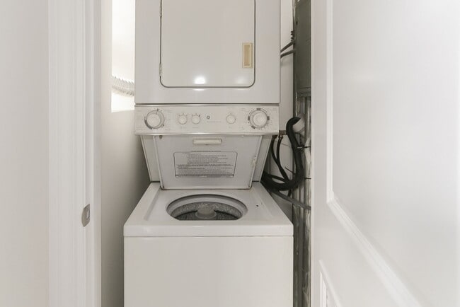 Building Photo - 3856 N Southport Ave