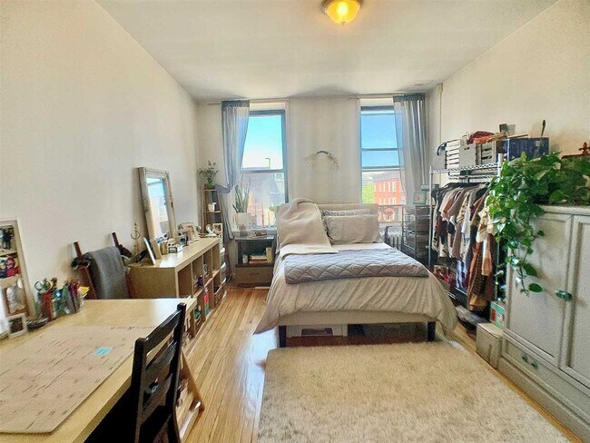 Building Photo - 1131 Washington St