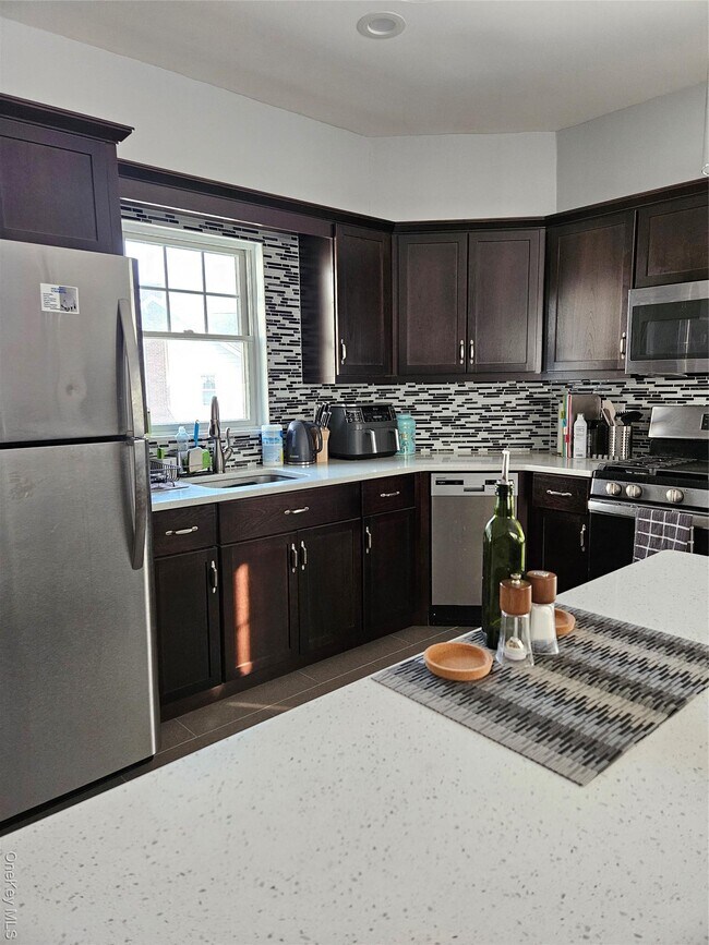 Foto del edificio - 93 Hempstead Ave